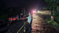 Polsek Bantarujeg Polres Majalengka melaksanakan patroli pasca longsor di Desa Salawangi