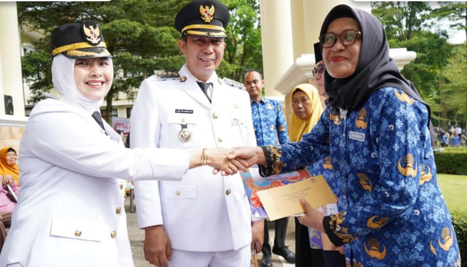 Penyerahan piagam penghargaan, kartu pensiun, dan rincian Tabungan Hari Tua (THT) bagi PNS Pemkot Pagar Alam yang memasuki masa purna tugas per November 2025. Penyerahan piagam penghargaan, kartu pensiun, dan rincian Tabungan Hari Tua (THT) bagi PNS Pemkot Pagar Alam yang memasuki masa purna tugas per November 2025.