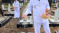 Wali Kota Pagar Alam Ludi Oliansyah bersama Wakil Wali Kota Hj. Bertha menabur bunga di Makam Pahlawan Ksatria Seganti
