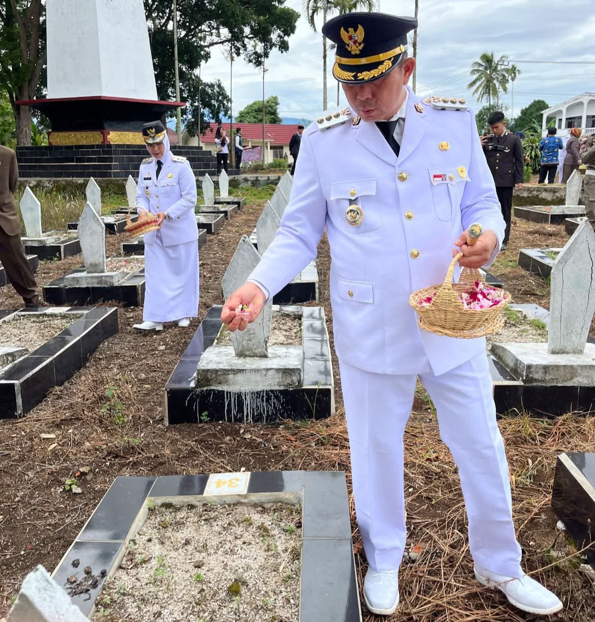 Wali Kota Pagar Alam Ludi Oliansyah bersama Wakil Wali Kota Hj. Bertha menabur bunga di Makam Pahlawan Ksatria Seganti