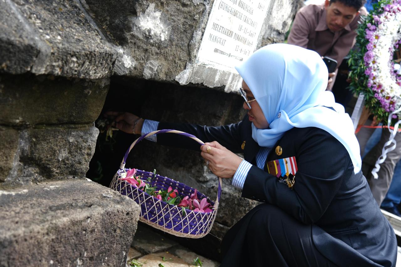 Bupati Gowa Sitti Husniah Talenrang tabur bunga di Makam Pahlawan Sultan Hasanuddin.