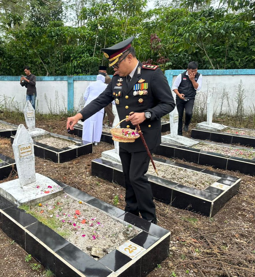 Polres Pagaralam bersama Pemerintah Kota Pagaralam memperingati Hari Pahlawan dengan upacara dan tabur bunga di Taman Makam Pahlawan Ksetra Satria Seganti