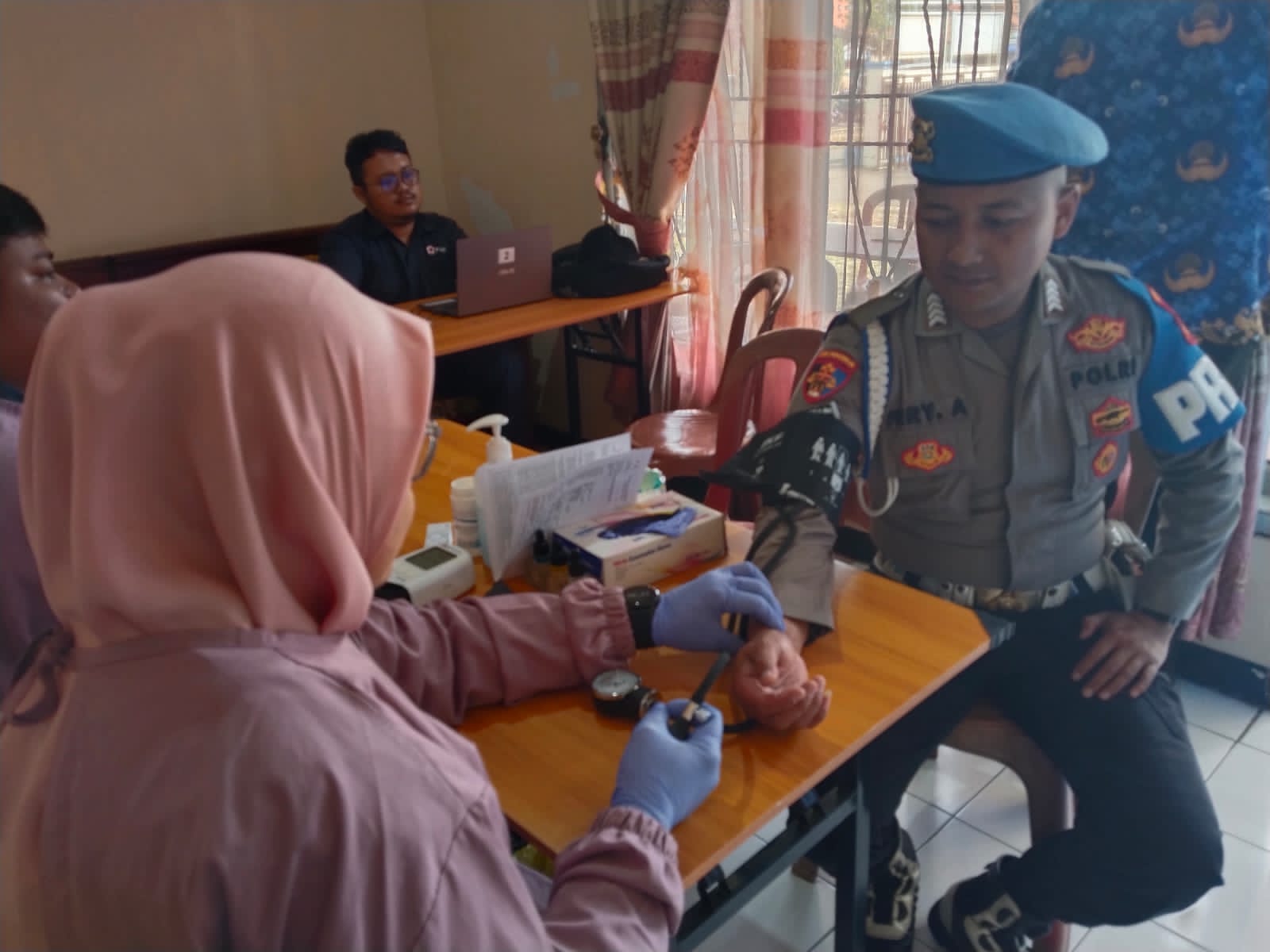Polsek Cingambul Polres Majalengka memantau kegiatan donor darah di Kecamatan Cingambul yang digelar Forkopimcam bersama PMI.