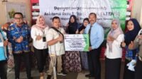 Polsek Cingambul Polres Majalengka memantau penyaluran Bantuan ATENSI Tahap III dari Kemensos RI di Kecamatan Cingambul