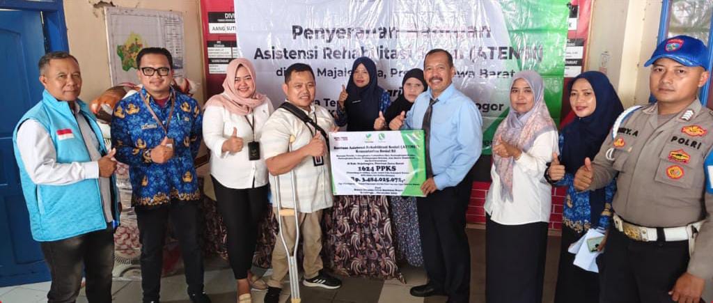 Polsek Cingambul Polres Majalengka memantau penyaluran Bantuan ATENSI Tahap III dari Kemensos RI di Kecamatan Cingambul