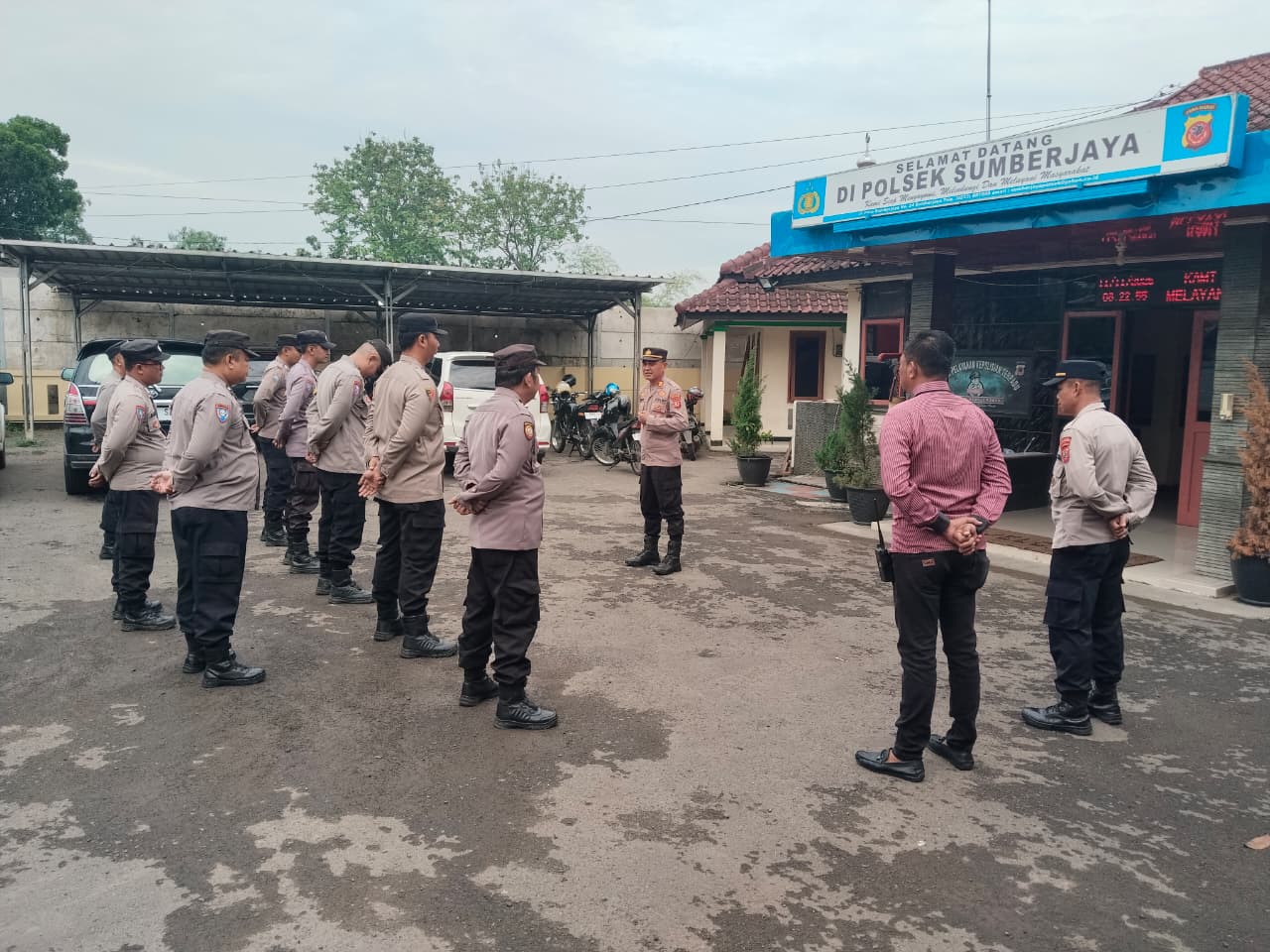 Polsek Sumberjaya Polres Majalengka menggelar apel pagi untuk meningkatkan disiplin dan kesiapsiagaan personel