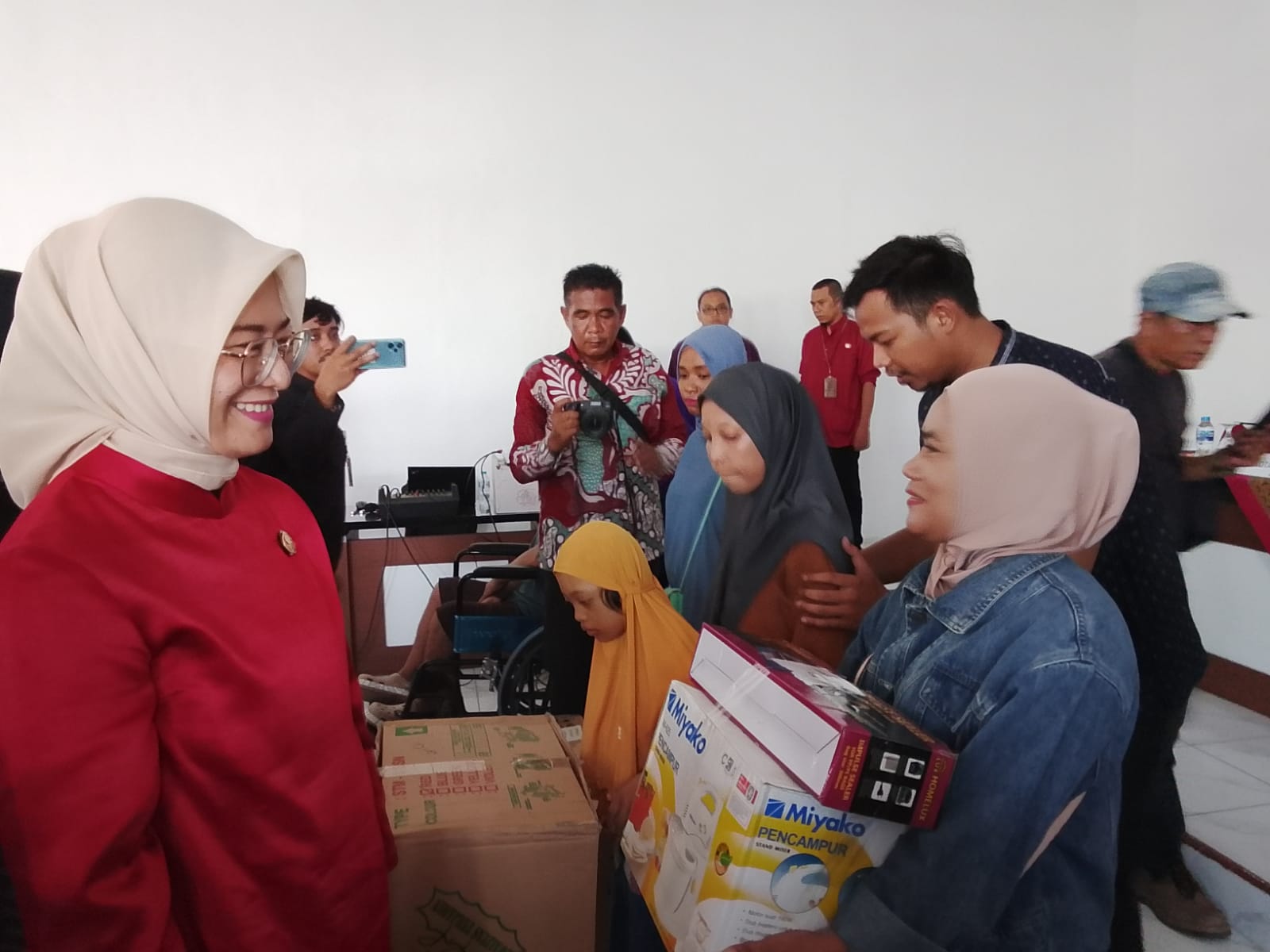 Wakil Wali Kota Pangkalpinang Dessy Ayutrisna mendampingi penyaluran bantuan ATENSI Kemensos RI