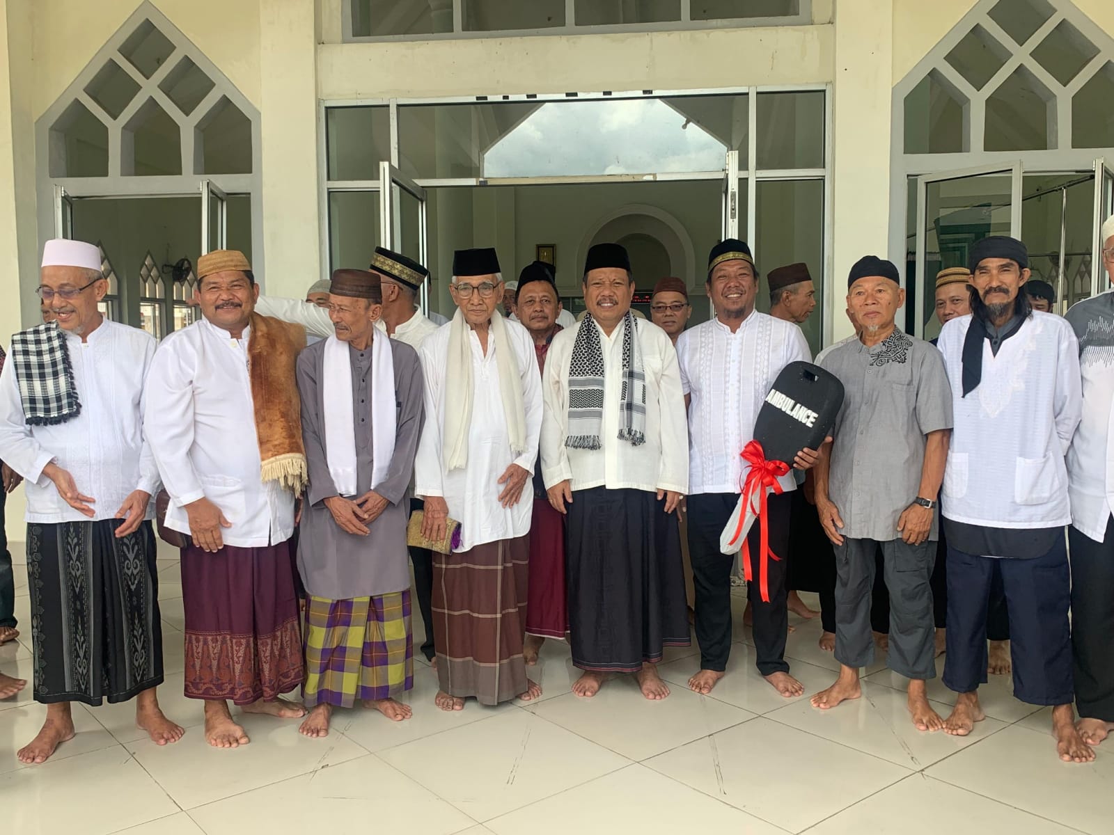 Wali Kota Pangkalpinang Prof. Saparudin tunaikan nazar dengan menyerahkan ambulans pribadi untuk Masjid Ar Rahman
