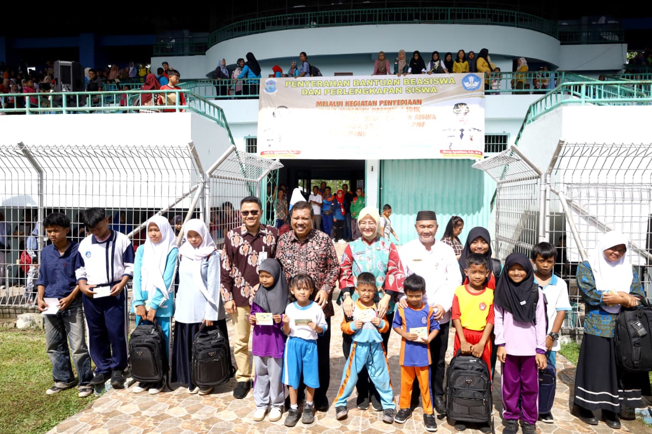Pemkot Pangkalpinang menyalurkan beasiswa dan perlengkapan sekolah untuk 1.041 siswa