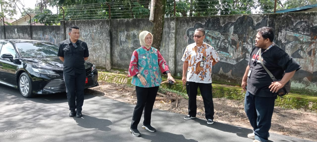 Wawako Dessy Ayutrisna pastikan pengaspalan rampung dan penerangan jalan segera ditingkatkan demi keselamatan masyarakat.