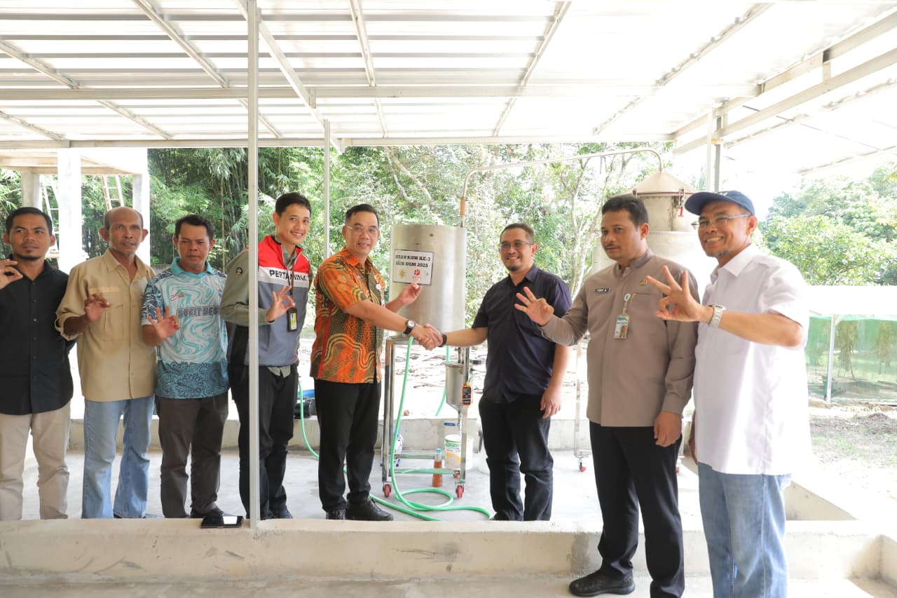 KAGAMA bersama BRIN, UGM, dan Dinas KUMKM Babel menyerahkan alat pengolah sampah plastik berkapasitas 300 liter di Pangkalpinang