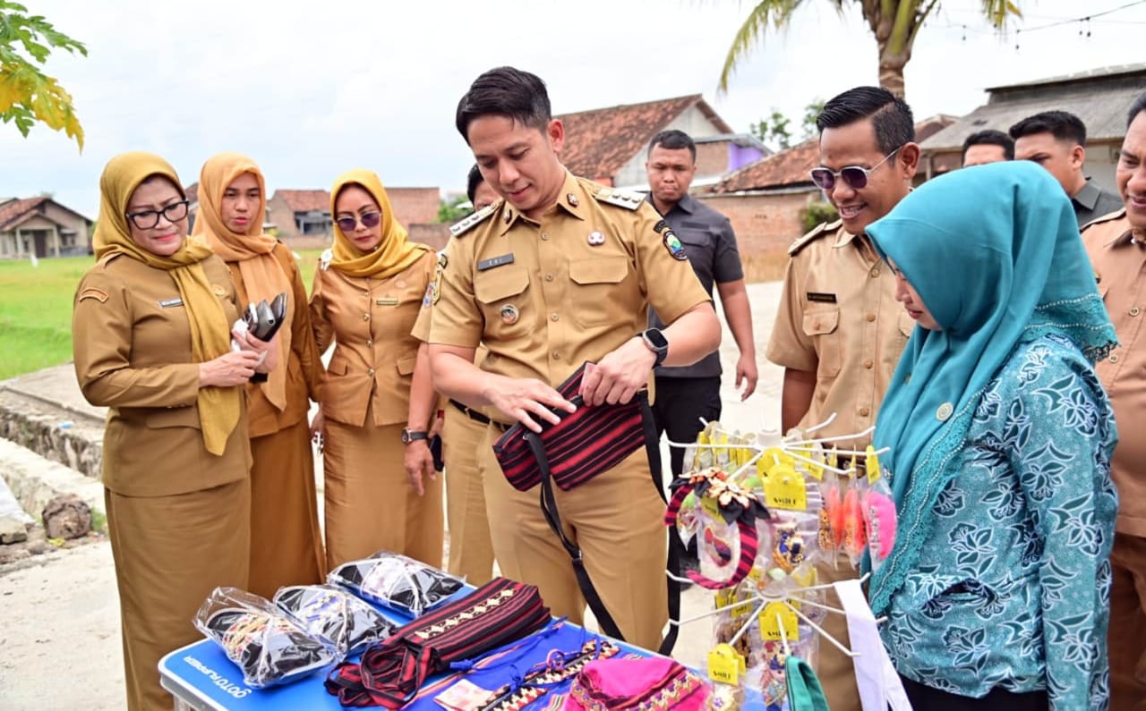 Bupati Lampung Selatan Radityo Egi meninjau Program Agroeduwisata Desa Fajar Baru di Jati Agung.