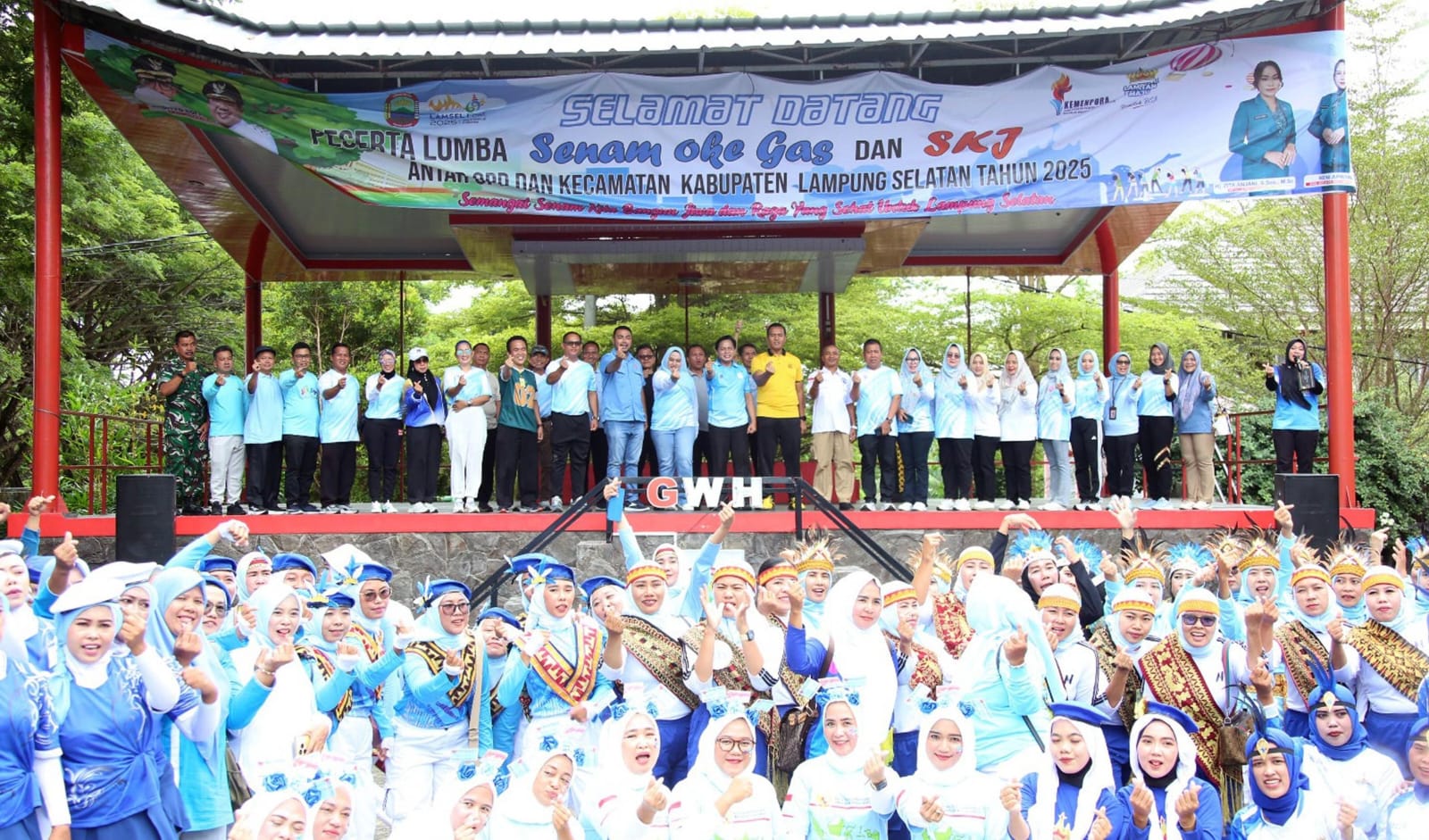 Ratusan peserta dari 17 kecamatan dan perangkat daerah ikut Lomba Senam Oke Gas dan SKJ 2022 di GWH Kalianda