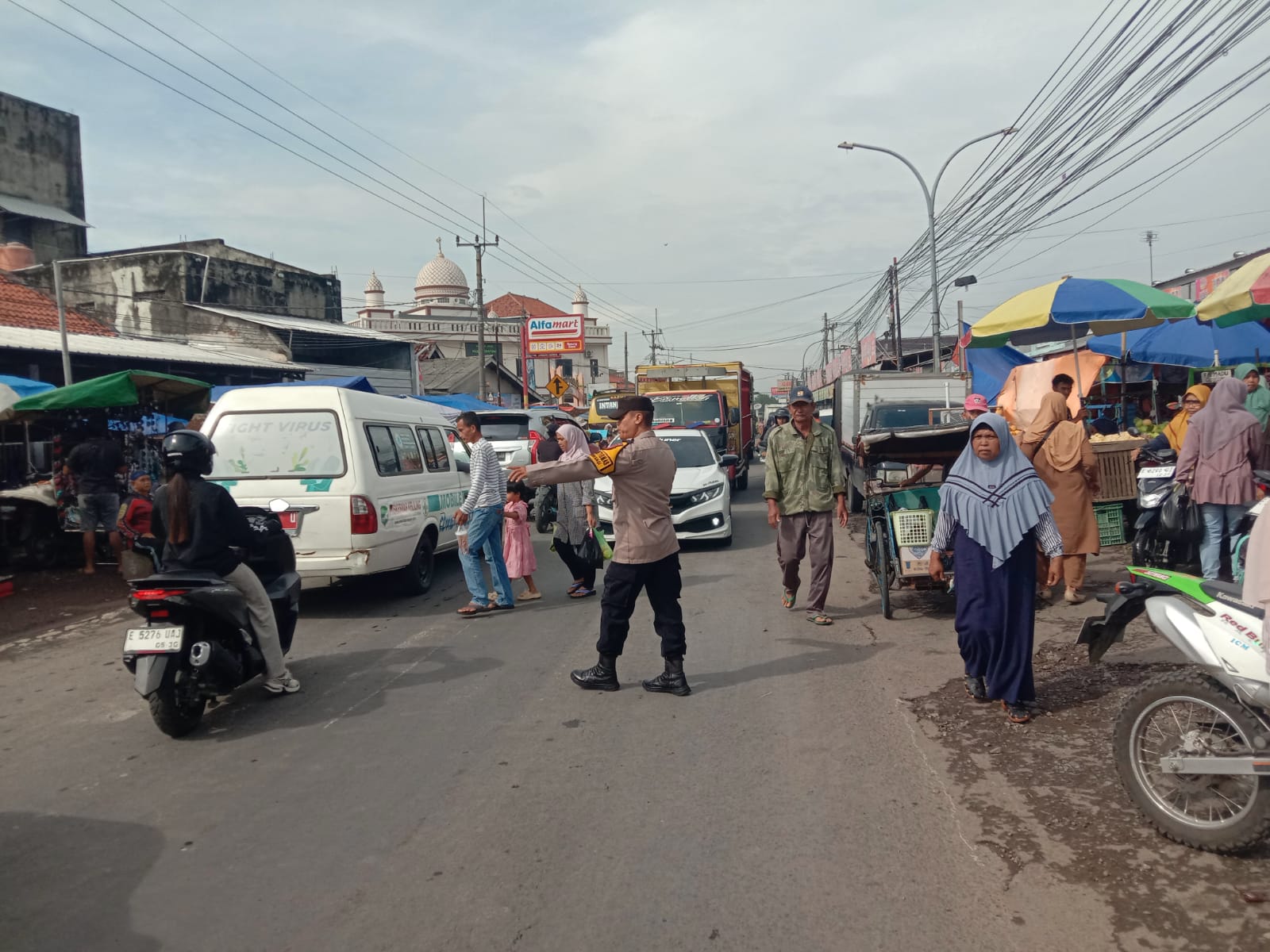 Kapolsek Jatiwangi AKP Rudy Djunardi turun langsung mengatur lalu lintas di sejumlah titik rawan kemacetan.
