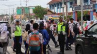 Sat Lantas Polres Majalengka melaksanakan pengaturan arus lalu lintas di titik rawan kemacetan sepanjang Jalan KH. Abdul Halim.