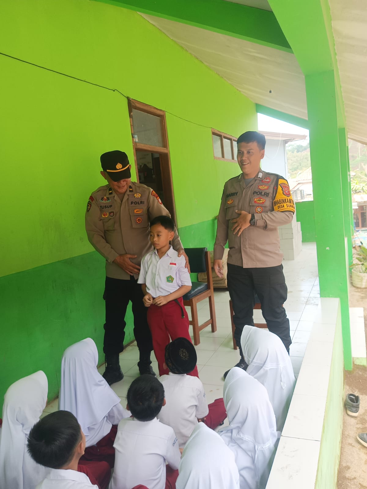 IPDA D. Yusuf dan Bripka Harry memberikan edukasi serta motivasi kepada siswa agar disiplin dan menjauhi perilaku negatif.