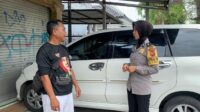 Brigadir Inten, Polwan Bhabinkamtibmas Desa Cikoneng, rutin menyambangi warga untuk menjaga kamtibma