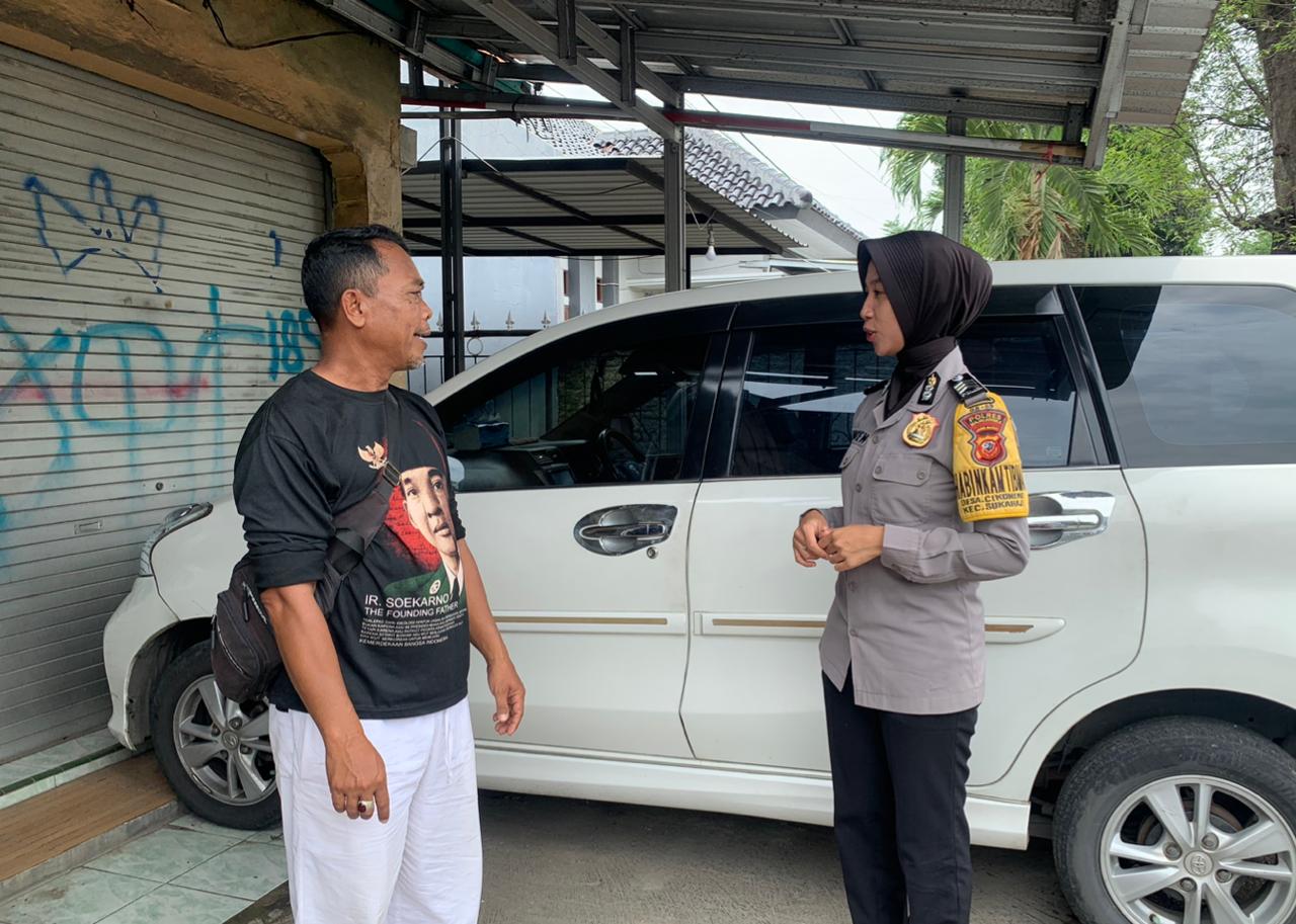 Brigadir Inten, Polwan Bhabinkamtibmas Desa Cikoneng, rutin menyambangi warga untuk menjaga kamtibma
