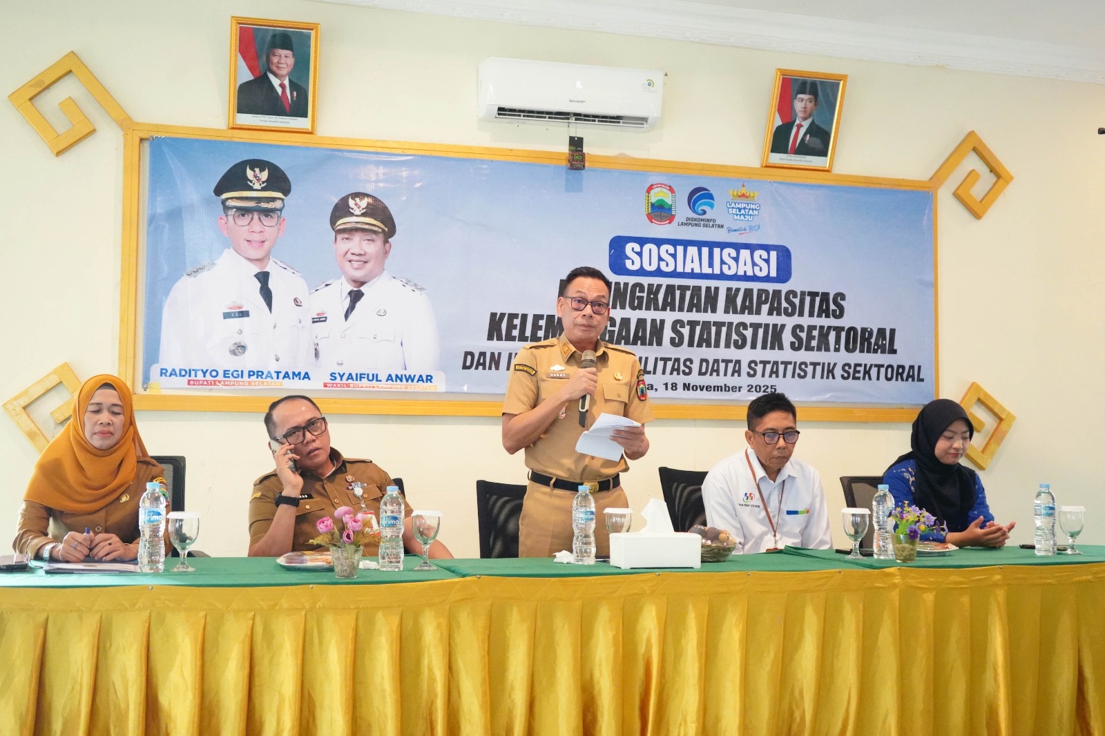 Staf Ahli Bupati Lampung Selatan Bidang Keuangan, Achmad Herry, SE, MM, membuka kegiatan Sosialisasi Peningkatan Kapasitas Kelembagaan Statistik Sektoral dan Interoperabilitas Data Statistik Sektoral, Selasa (18/11/2025), di Negeri Baru Resort, Kalianda.