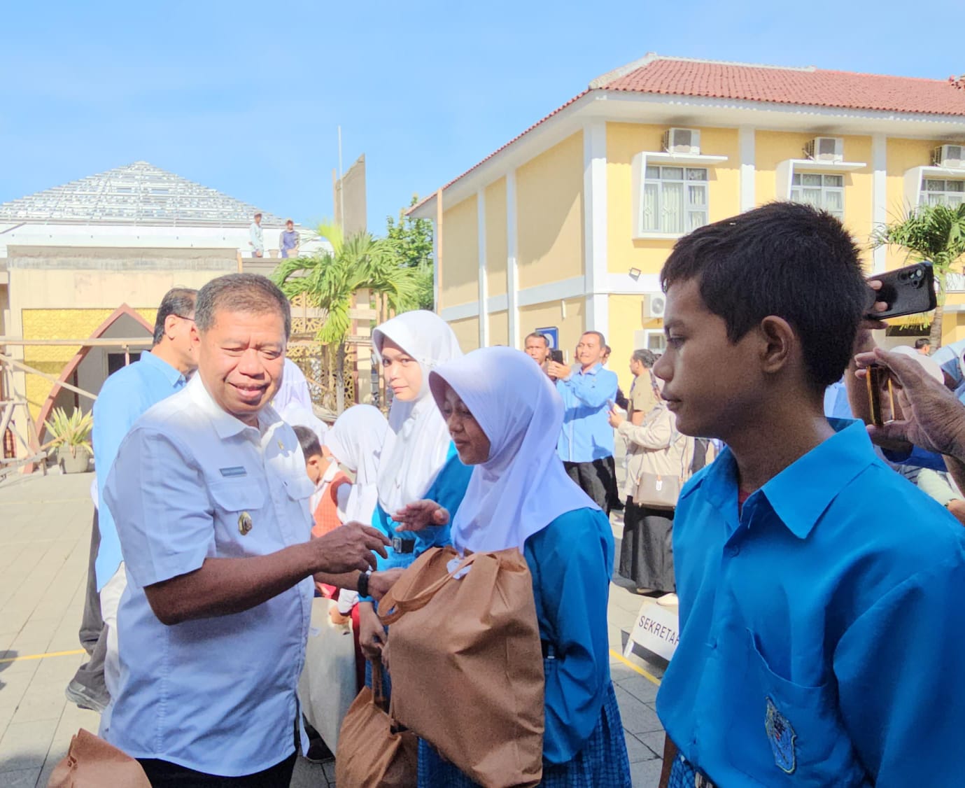 Bupati Majalengka Eman Suherman menyerahkan bantuan pendidikan Rp800.000 dalam bentuk perlengkapan sekolah bagi siswa tidak mampu yang tidak terjangkau program KIP,