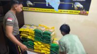 Polsek Cikijing menyalurkan 750 kg beras Program Gerakan Pangan Murah bekerja sama dengan Bulog