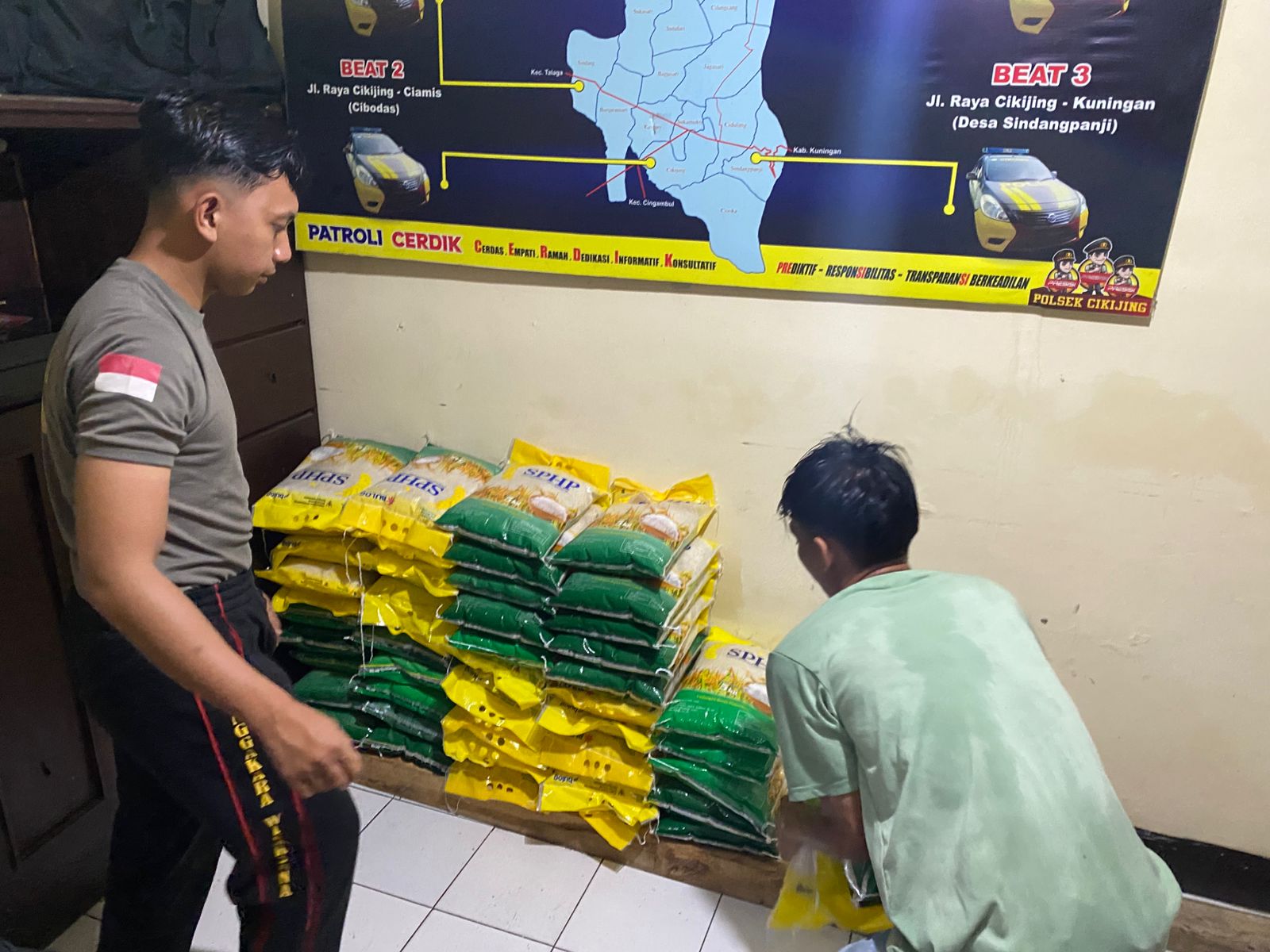 Polsek Cikijing menyalurkan 750 kg beras Program Gerakan Pangan Murah bekerja sama dengan Bulog