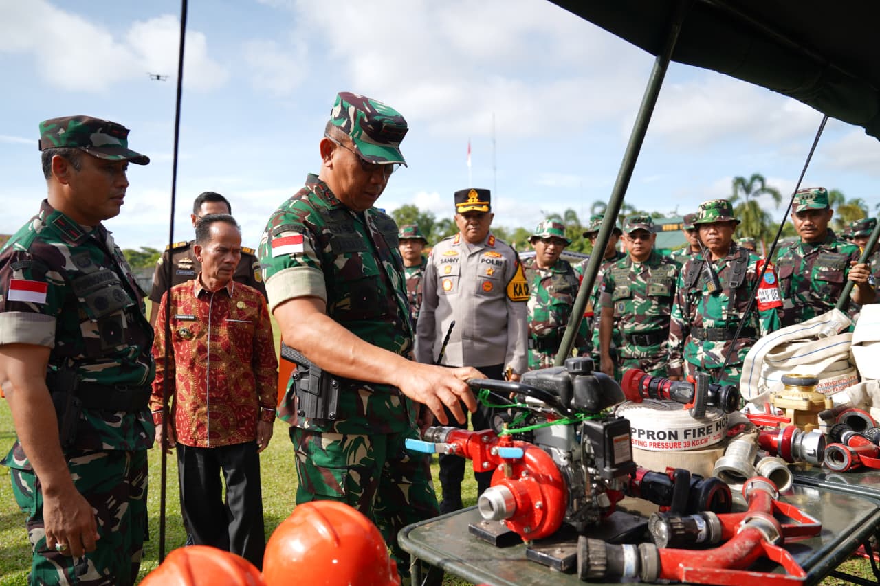 Kodam XII/Tanjungpura menggelar Latihan Lapangan Penanggulangan Bencana Alam untuk meningkatkan kesiapsiagaan menghadapi Karhutla.