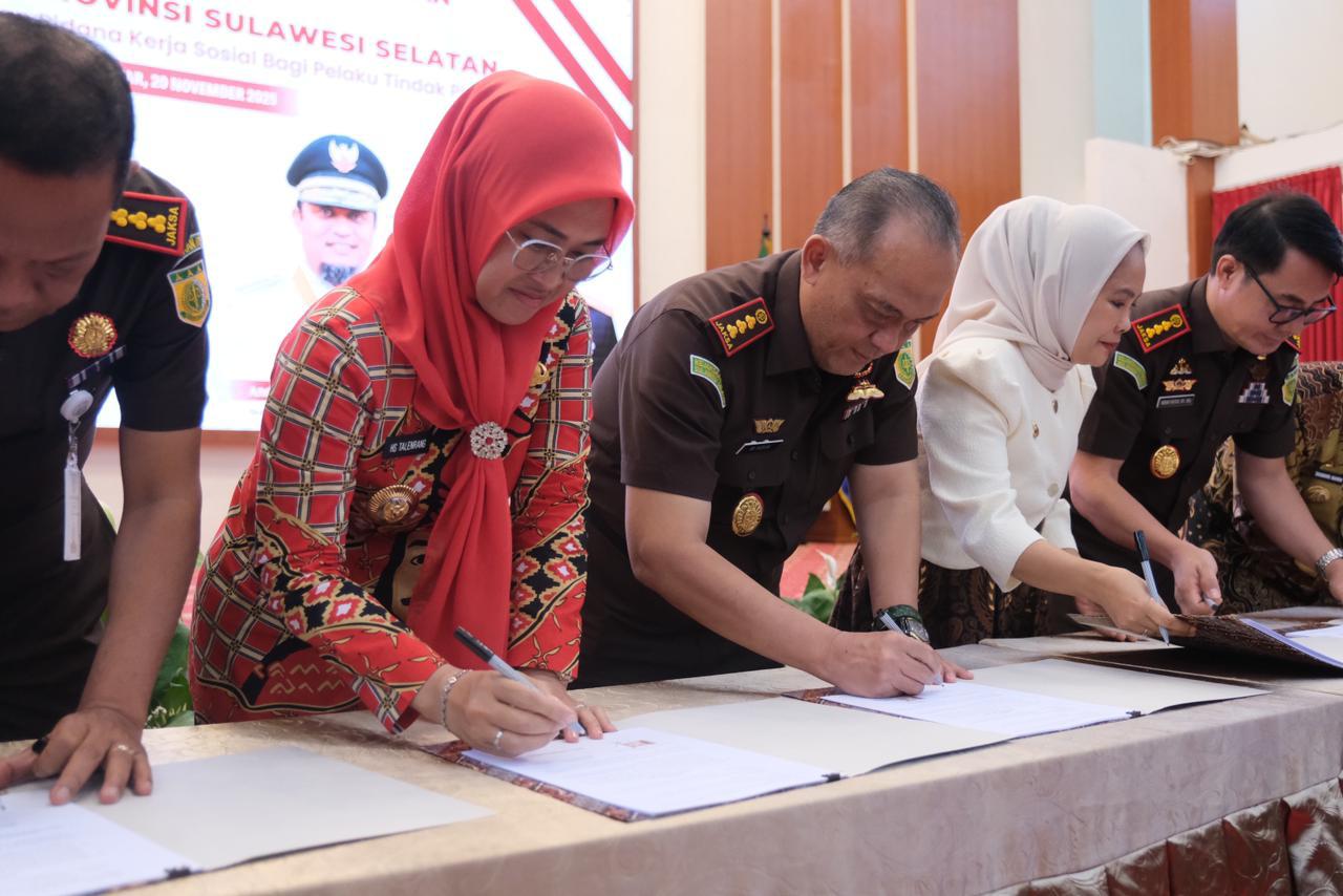 Pemkab Gowa menandatangani kerja sama dengan Kejati Sulsel untuk menerapkan pidana kerja sosial sebagai alternatif hukuman tindak pidana ringan sesuai KUHP baru.