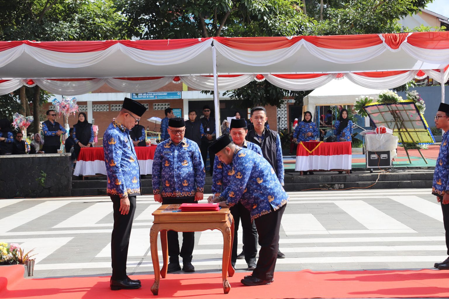 Wali Kota Sukabumi Ayep Zaki melantik 1.827 P3K Paruh Waktu di Lapangan Merdeka