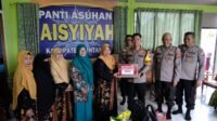 Polres Sintang menyalurkan bantuan sembako dan makanan siap saji melalui program Jumat Berkah