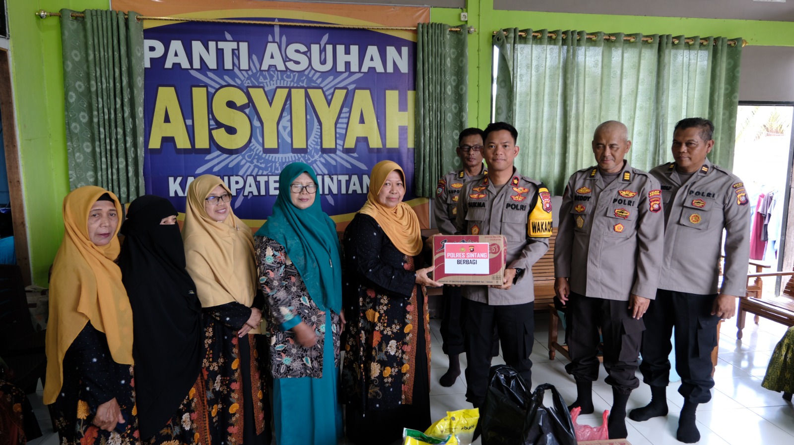 Polres Sintang menyalurkan bantuan sembako dan makanan siap saji melalui program Jumat Berkah