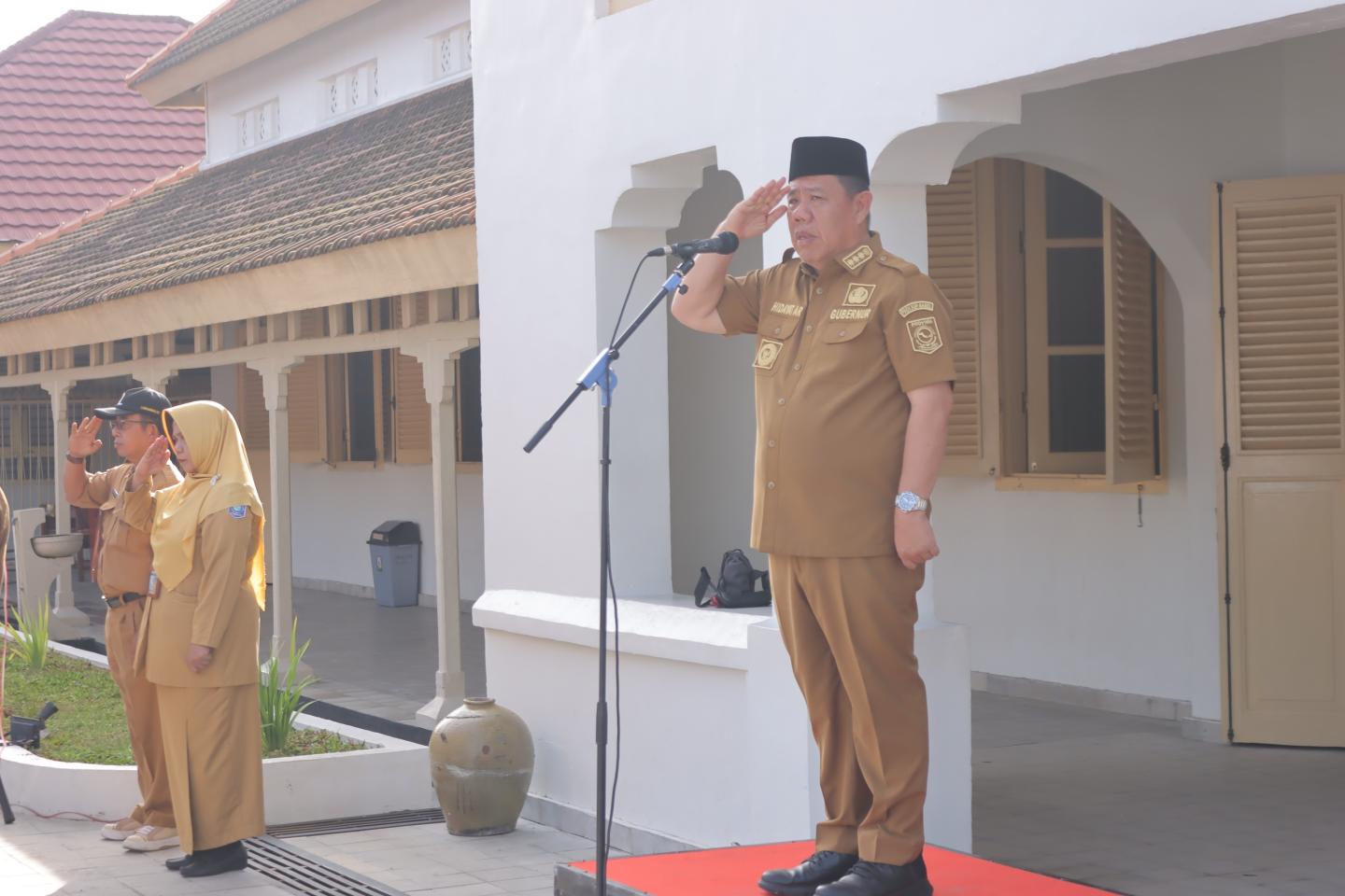 Gubernur Hidayat Arsani menghadiri upacara di SMKN 1 Pangkalpinang