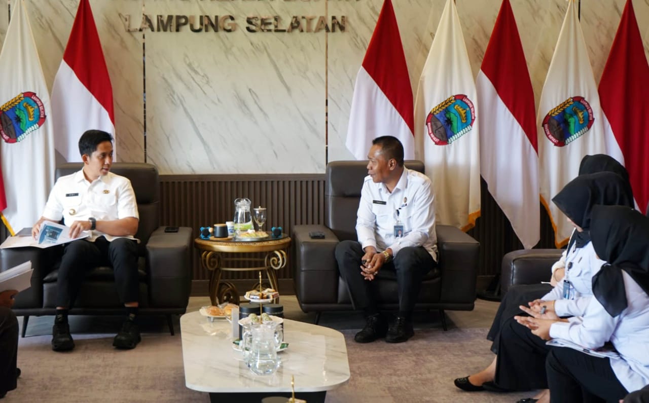Bupati Lampung Selatan, Radityo Egi Pratama, menerima audiensi jajaran Balai Pemasyarakatan (Bapas) Kelas I Bandar Lampung di ruang kerjanya, Rabu (26/11/2025)
