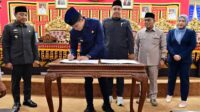 Penandatanganan kesepakatan bersama antara Bupati Lampung Selatan dan pimpinan DPRD dalam rapat paripurna pengambilan keputusan, Rabu (26/11/2025), di Ruang Sidang Utama DPRD.