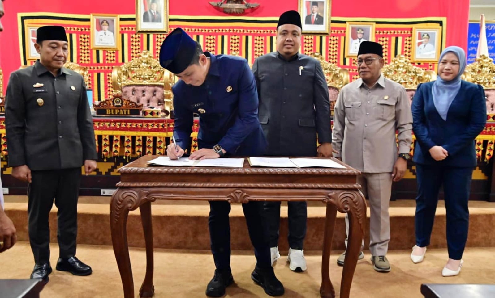 Penandatanganan kesepakatan bersama antara Bupati Lampung Selatan dan pimpinan DPRD dalam rapat paripurna pengambilan keputusan, Rabu (26/11/2025), di Ruang Sidang Utama DPRD.