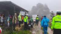 Tim gabungan mengevakuasi korban meski cuaca buruk menghambat pencarian dan material longsor masih menutup akses sepanjang 500 meter.