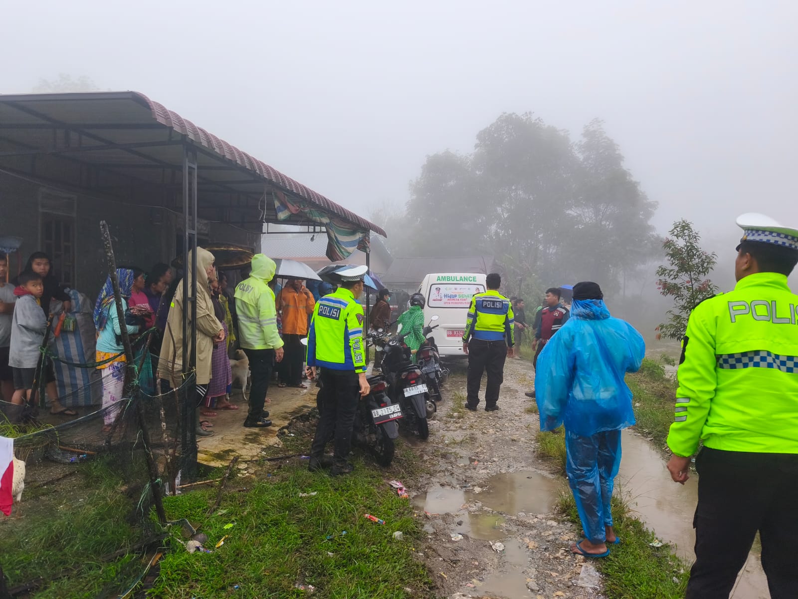 Tim gabungan mengevakuasi korban meski cuaca buruk menghambat pencarian dan material longsor masih menutup akses sepanjang 500 meter.
