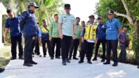 Bupati Lampung Selatan Egi Pratama meninjau pembangunan jalan beton di Desa Kunjir untuk memastikan kualitas konstruksi sesuai standar, sebagai jalur utama pelajar dan masyarakat Rajabasa.