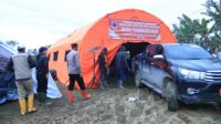 Kapolres Humbahas meninjau lokasi longsor di Pakkat dan menyalurkan bantuan ke posko bencana