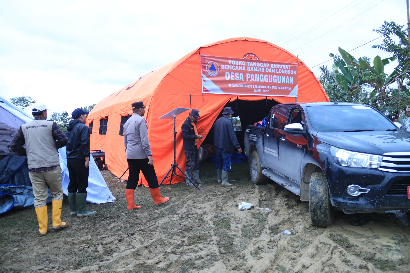 Kapolres Humbahas meninjau lokasi longsor di Pakkat dan menyalurkan bantuan ke posko bencana