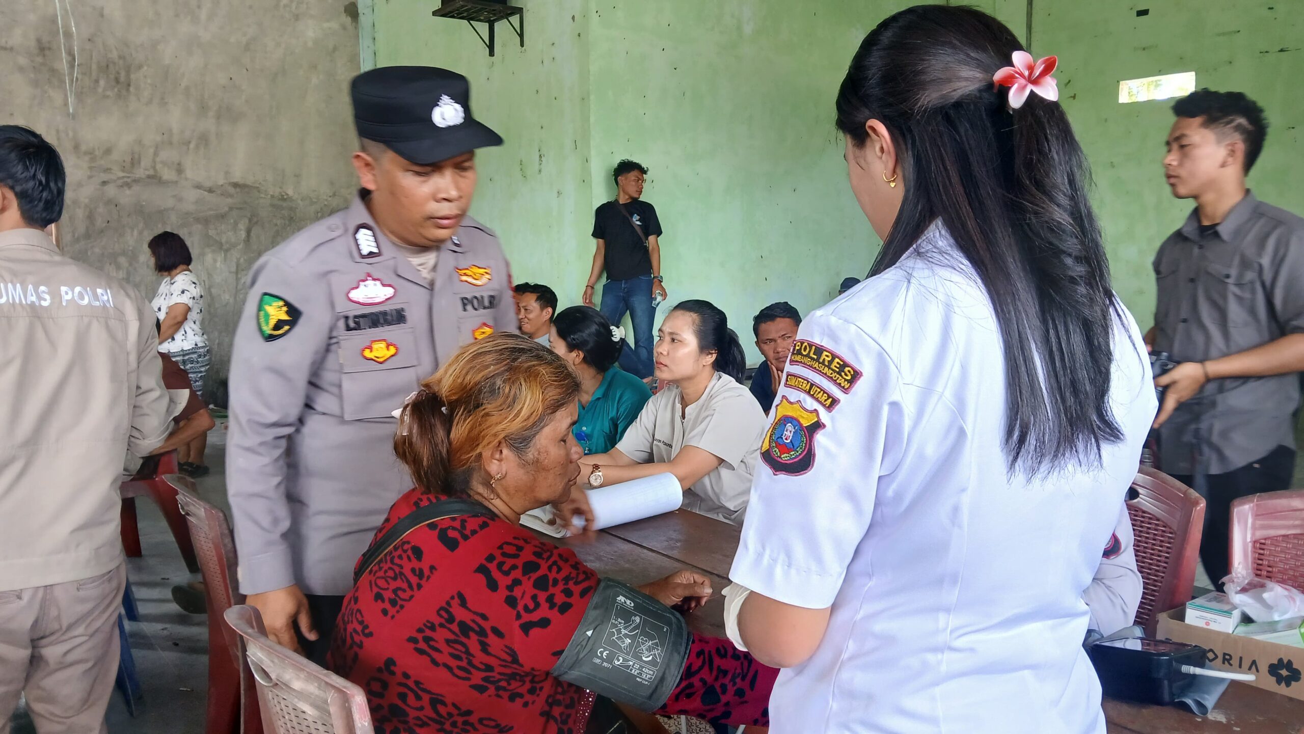 Kapolres Humbahas dan Wakil Bupati membuka layanan kesehatan untuk warga terdampak.