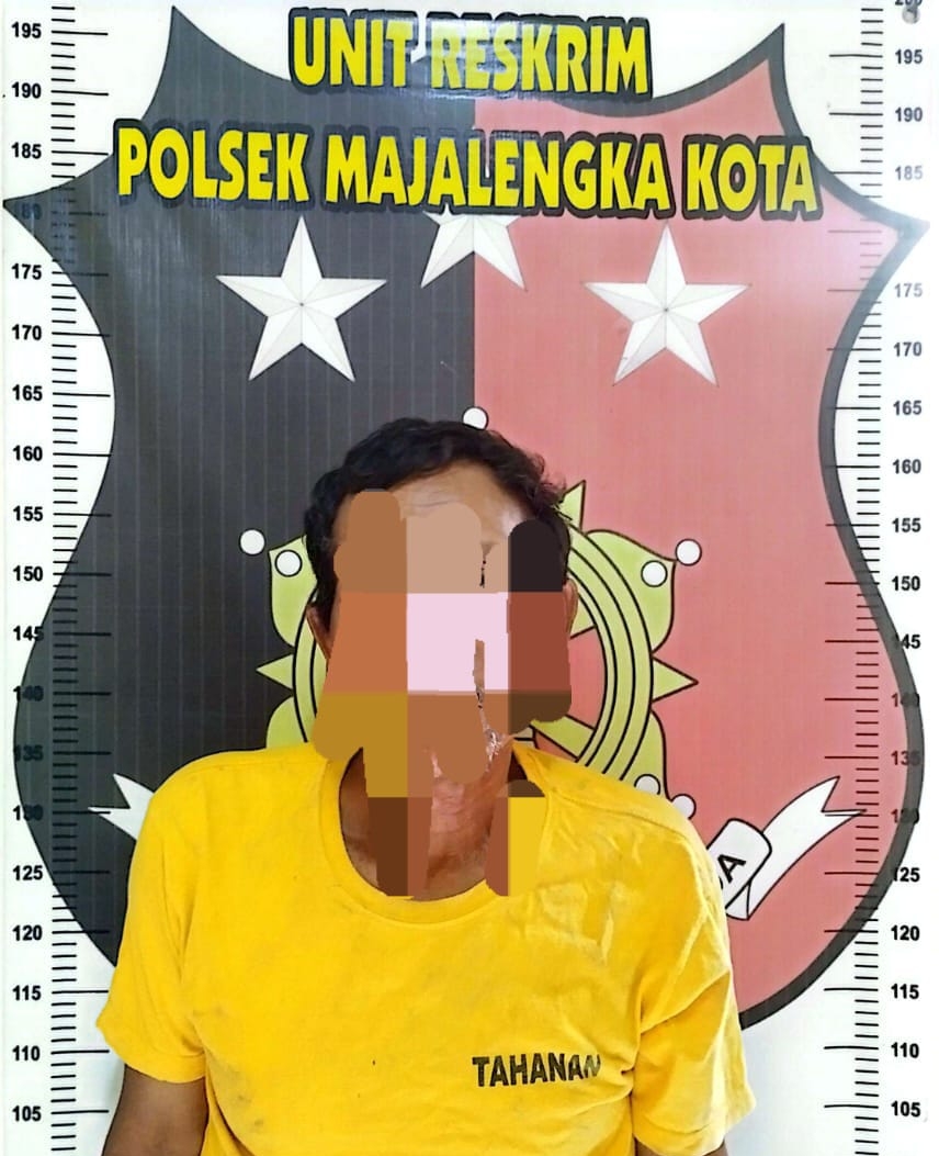 T (65), tersangka pembacok adik kandungnya