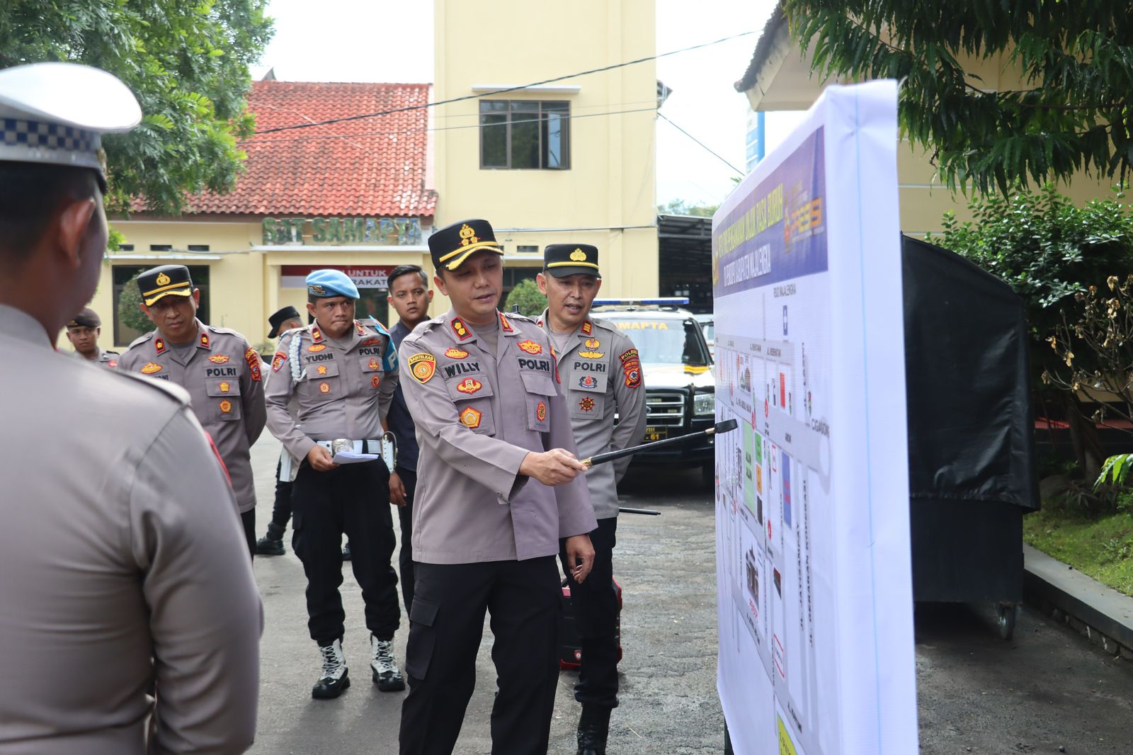 Kapolres Majalengka AKBP Willy Andrian memimpin apel pengamanan unjuk rasa FSPMI di Mapolres Majalengka.