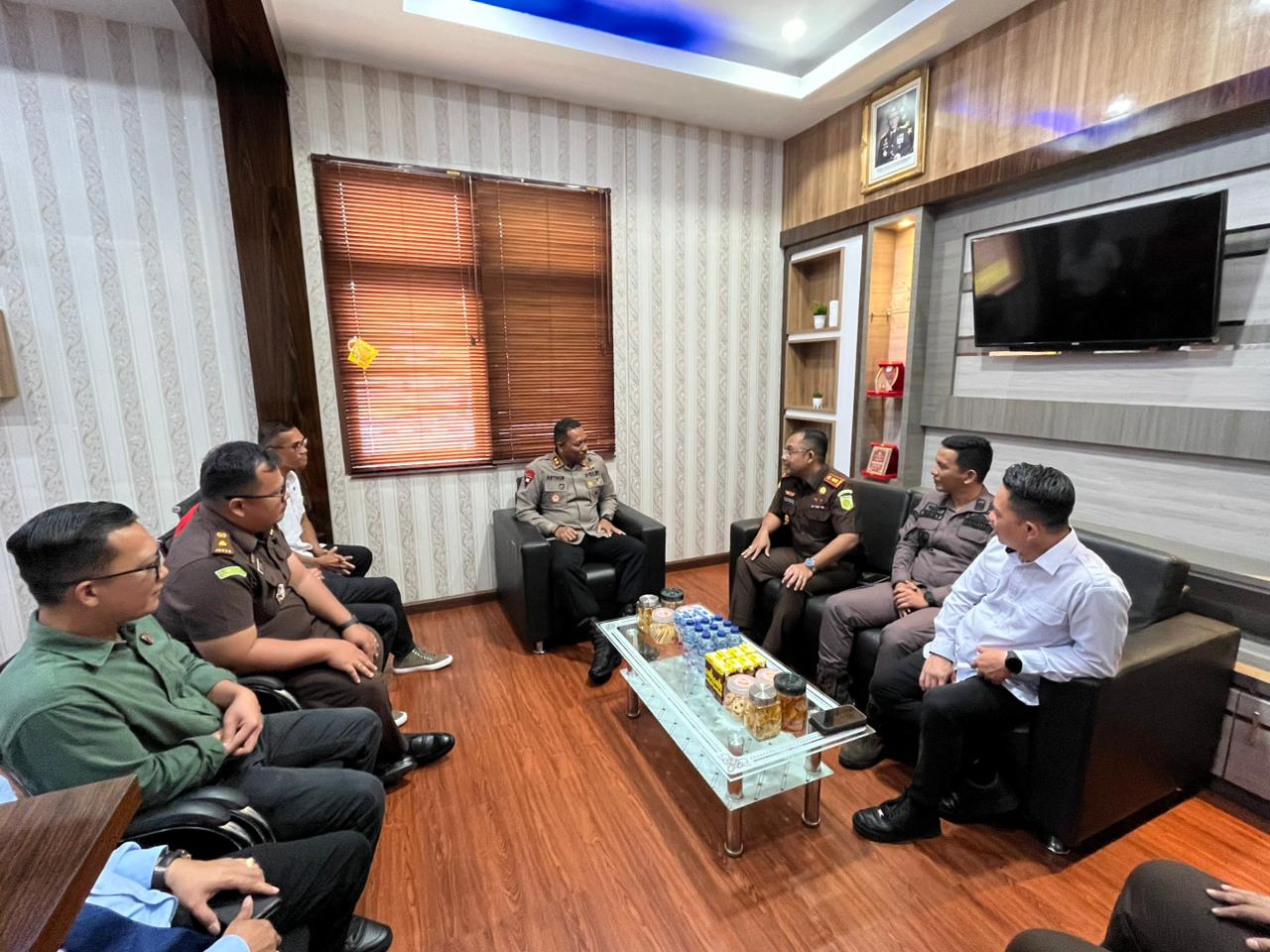 Kajari Humbahas Donald Togi Joshua Situmorang melakukan kunjungan silaturahmi ke Kapolres Humbahas AKBP Arthur Sameaputty