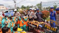 Kapolres Sintang AKBP Sanny Handityo sambut kunjungan anak-anak TK Insan Mulia dalam program Polisi Sahabat Anak di Mapolres Sintang.