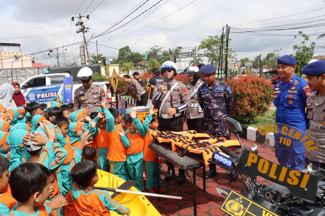 Kapolres Sintang AKBP Sanny Handityo sambut kunjungan anak-anak TK Insan Mulia dalam program Polisi Sahabat Anak di Mapolres Sintang.