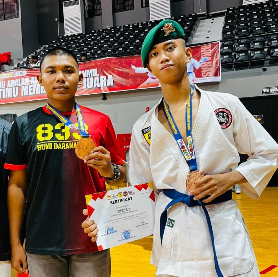 Serda Rifky Sakty Pradana dan Prada Muhammad Adibprianda, raih juara 3 kategori TNI-Polri 67 KG di Kejurda Karate Inkanas Kalbar 2025.