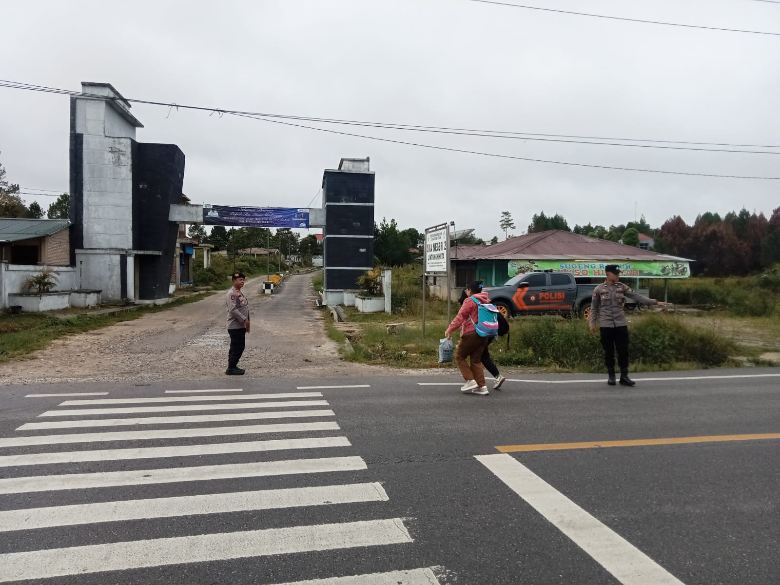 Polres Humbahas melaksanakan Strong Point pagi di titik rawan kecelakaan dan kemacetan untuk menjaga keamanan, kelancaran lalu lintas, serta mendukung Operasi Zebra Toba 2025.