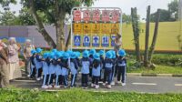 Program Polsanak Polantas Majalengka memberikan edukasi keselamatan berlalu lintas kepada siswa TK Al-Furqon Sindangwangi melalui pengenalan rambu dan cara aman di jalan.