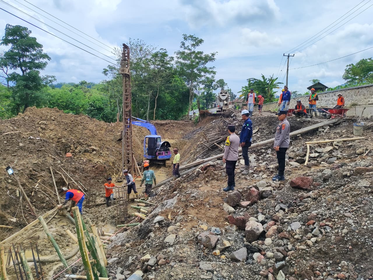 Longsor memutus jalur Bantarujeg–Talaga, Polsek Bantarujeg melakukan rekayasa lalu lintas di pertigaan Sukalaya